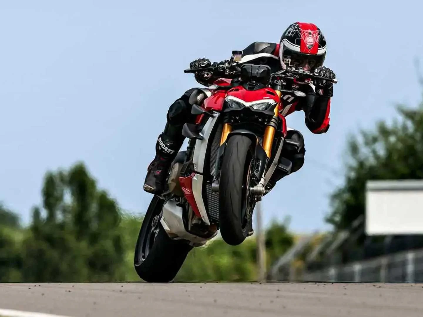 Moto Ducati Streetfighter V4 S na Pista